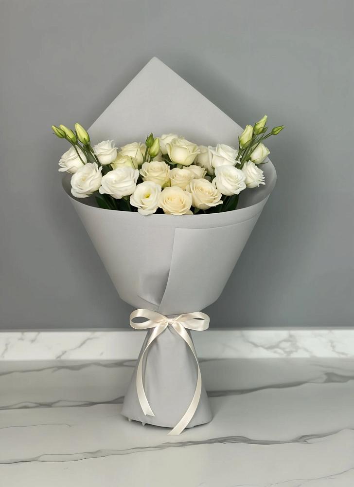 Букет цветов из: Розы и Лизиантусы в Буланаше