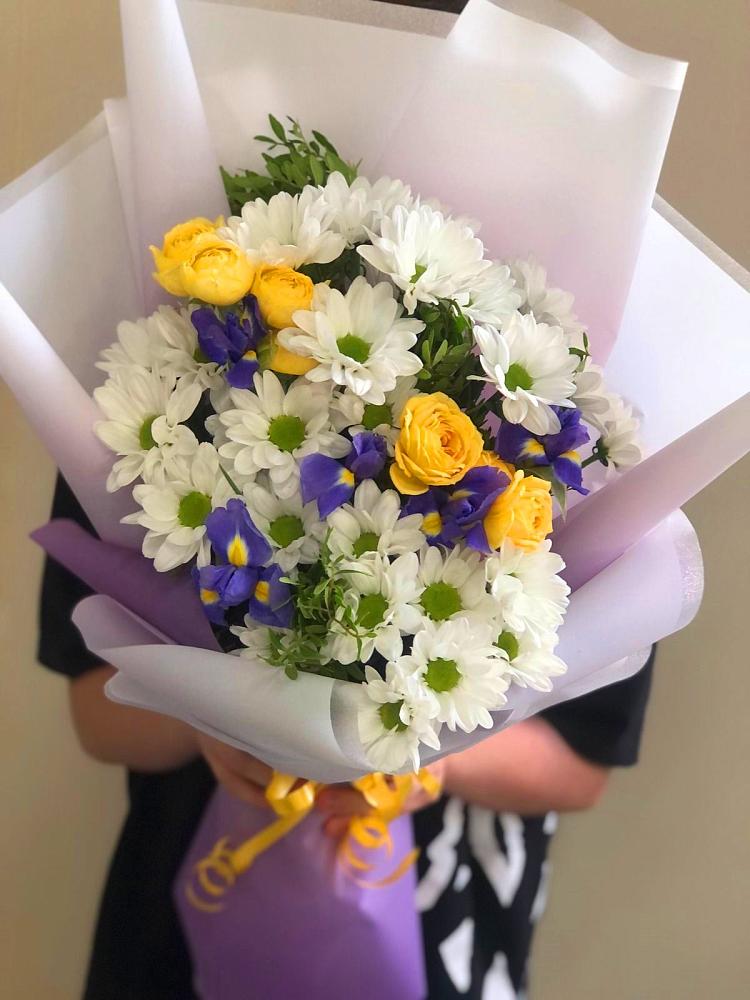 Букет цветов из: Ирисы, Хризантемы и Розы в Буланаше