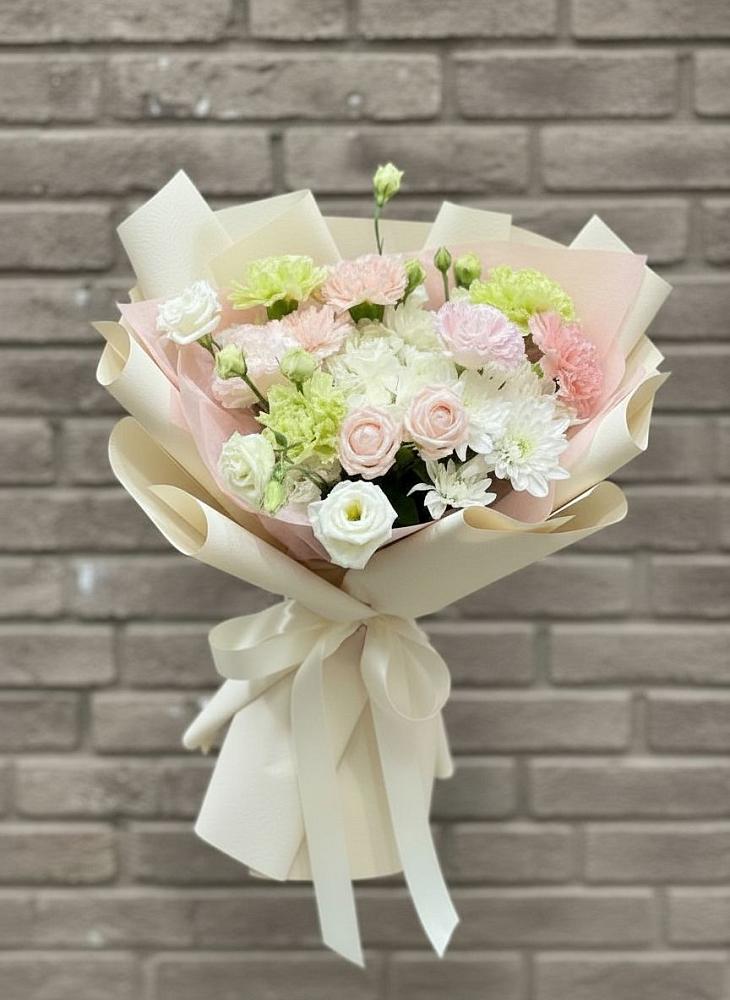 Букет цветов из: Гвоздики, Розы, Лизиантусы и Хризантемы в Буланаше