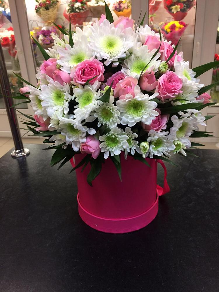 Цветочная композиция из Розы и Хризантемы в шляпной коробке в Буланаше