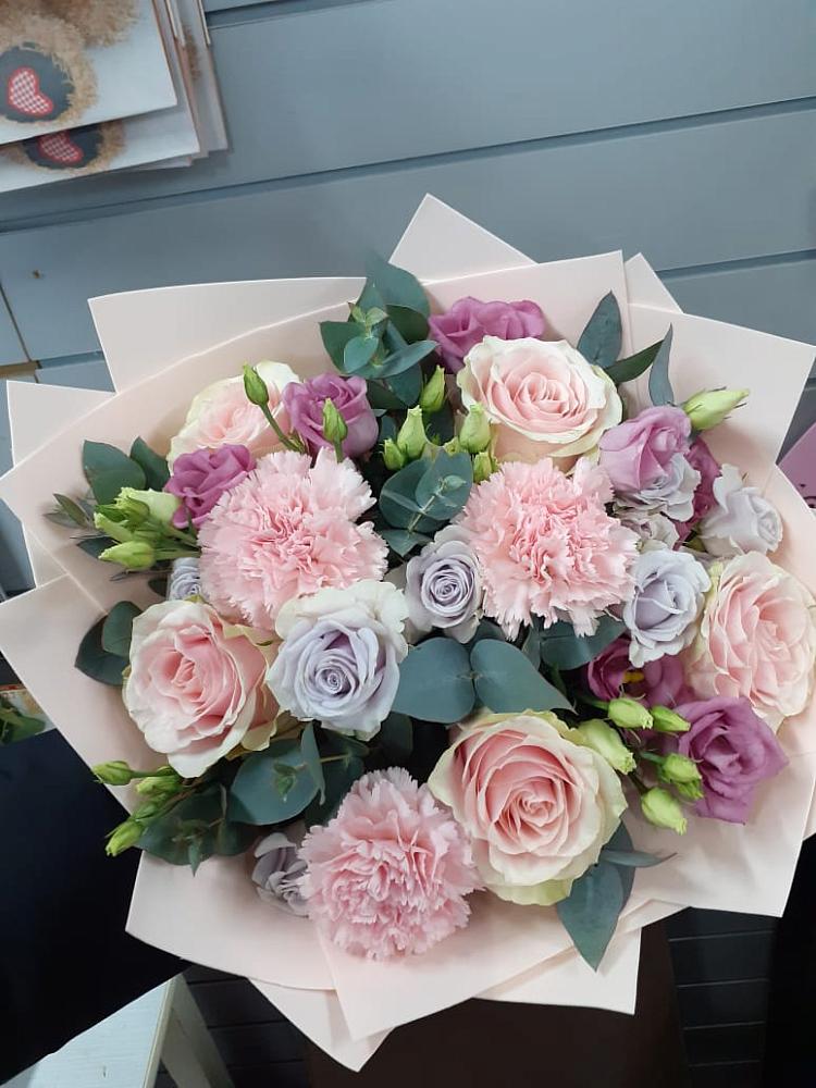 Букет цветов из: Розы, Гвоздики и Лизиантусы в Буланаше