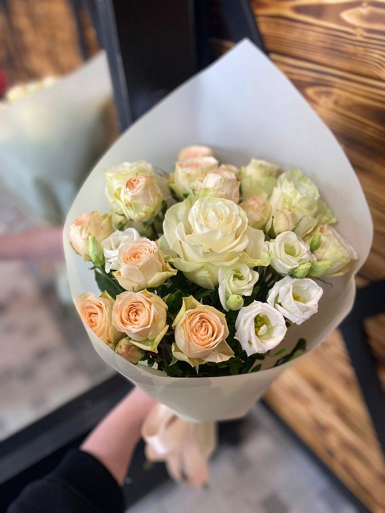 Букет цветов из: Розы и Лизиантусы в Буланаше